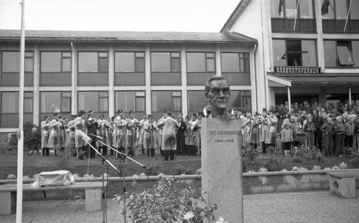 Minnebautaen over P.C. Reinsnes avdukes. Utenfor rådhuset, Sortland 26. august 1978.