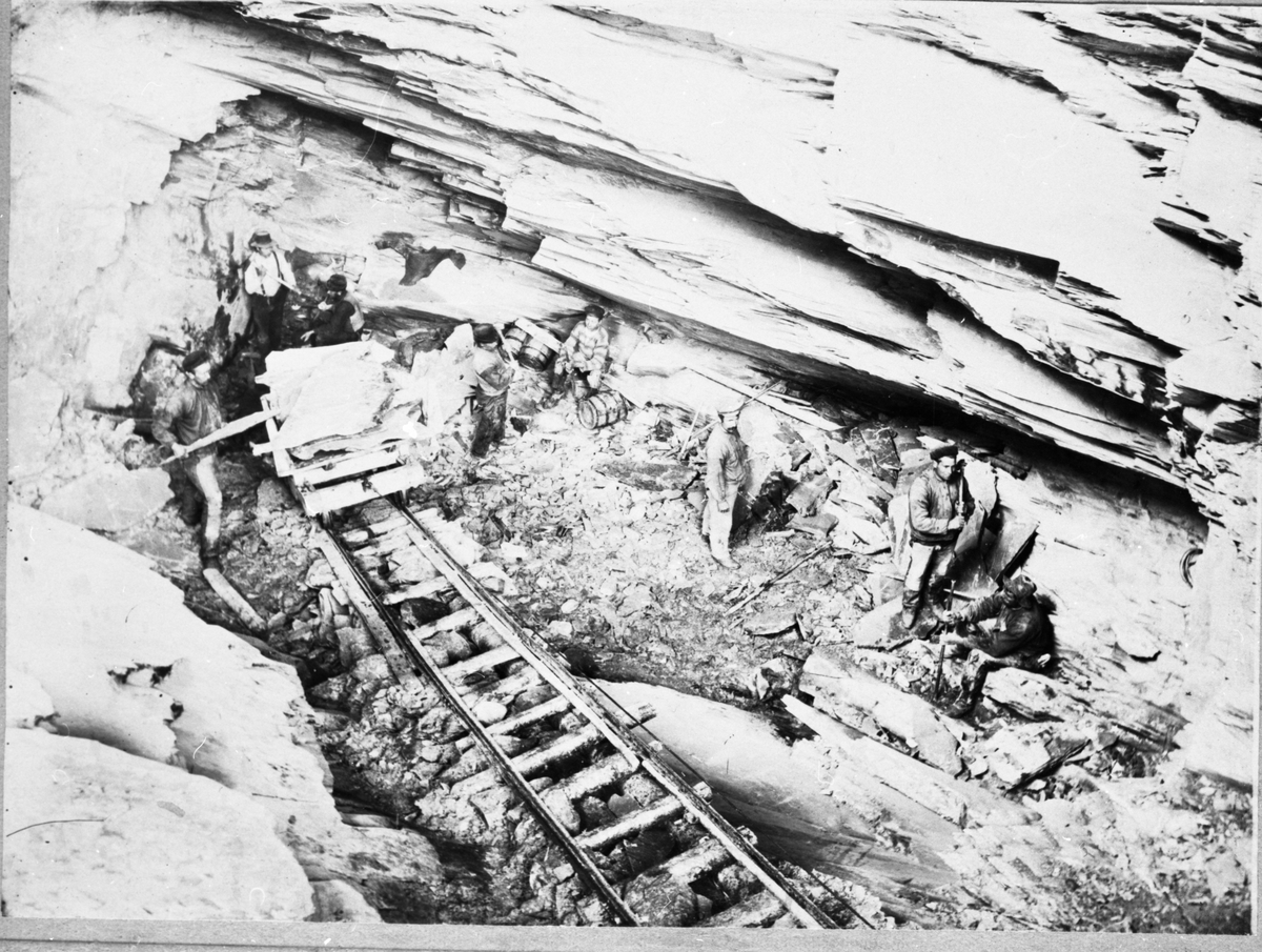 En gruppe menn som arbeider i en av gruvene til Valdres Skiferbrud.