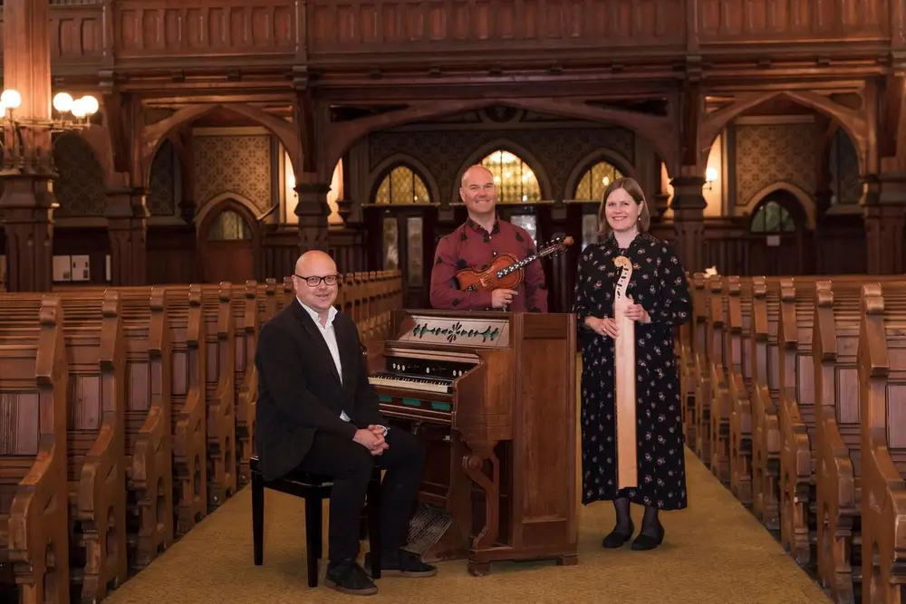 Organist, hardingfelespiller og langeleikspiller i ei kyrkje