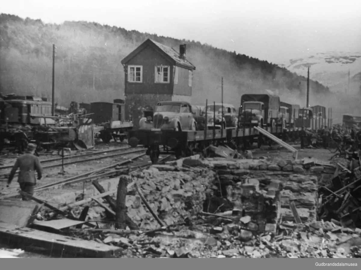 Eit tysk transporttog på Dombås stasjon under krigen. Stasjonen og stasjonsområdet er heilt øydelagt etter bombinga i aprildagane i 1940.
