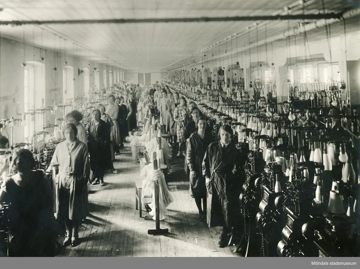 Kvinnlig personal i Viktor Samuelsons fabrik "Strumpan", omkring 1940. Relaterade motiv: 2004_0163 - 0184.