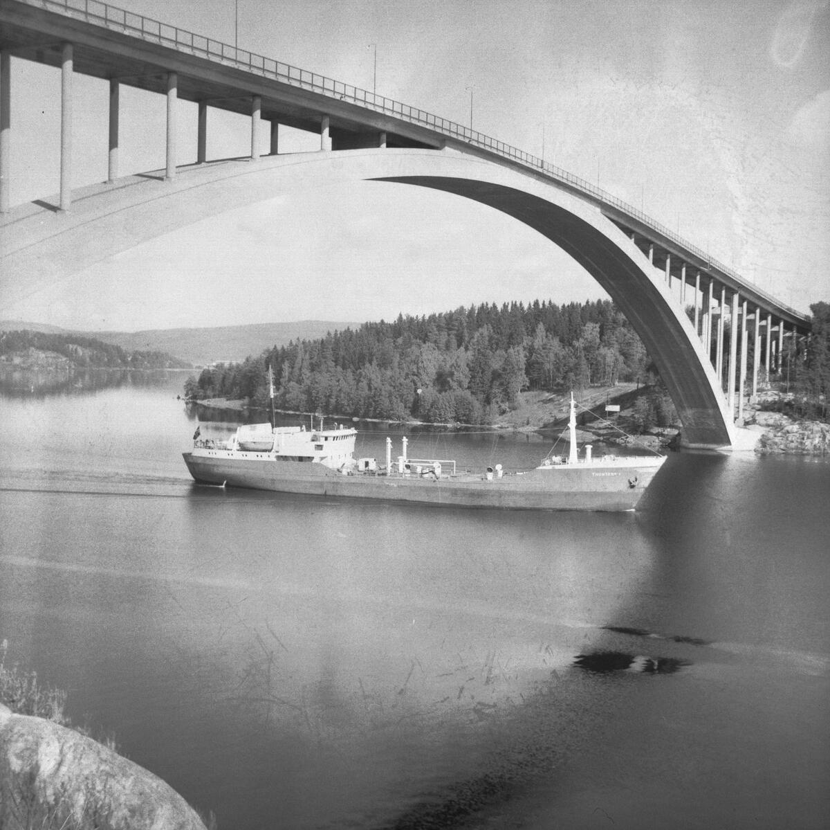 Fartyget Thuntank I vid Sandöbron

