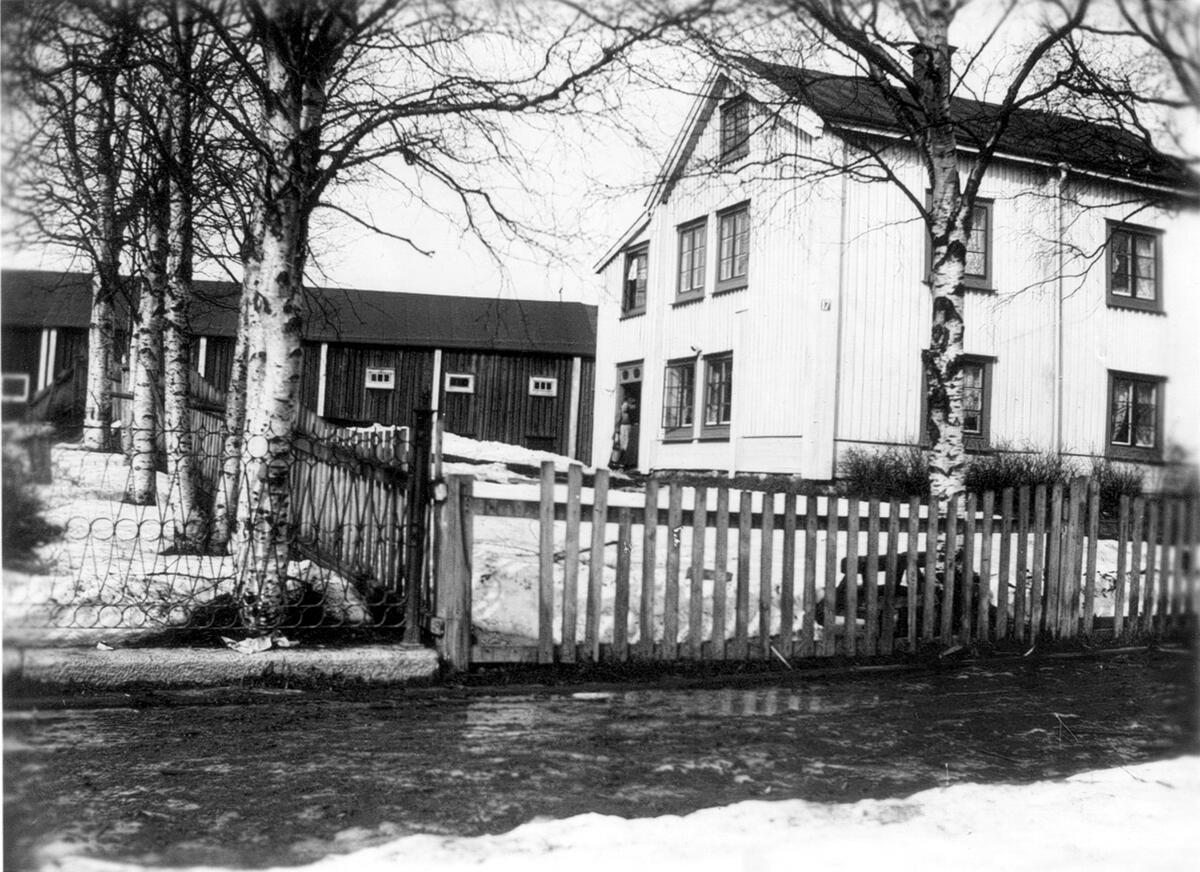 Varvsgatan 17, vid Varvsgatans slut mot ångsågen. Numera rivet, björkraden till vänster hör till Sällströmska gården, som ännu finns kvar. Dock med framsidans veranda bortriven. bilden tagen omkring 1910.