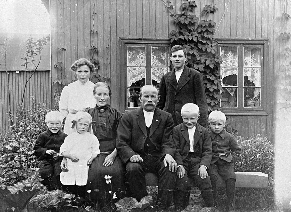 Ekteparet Kristine og Peder Pedersen med barn, pleiesønn og tjenestepike.