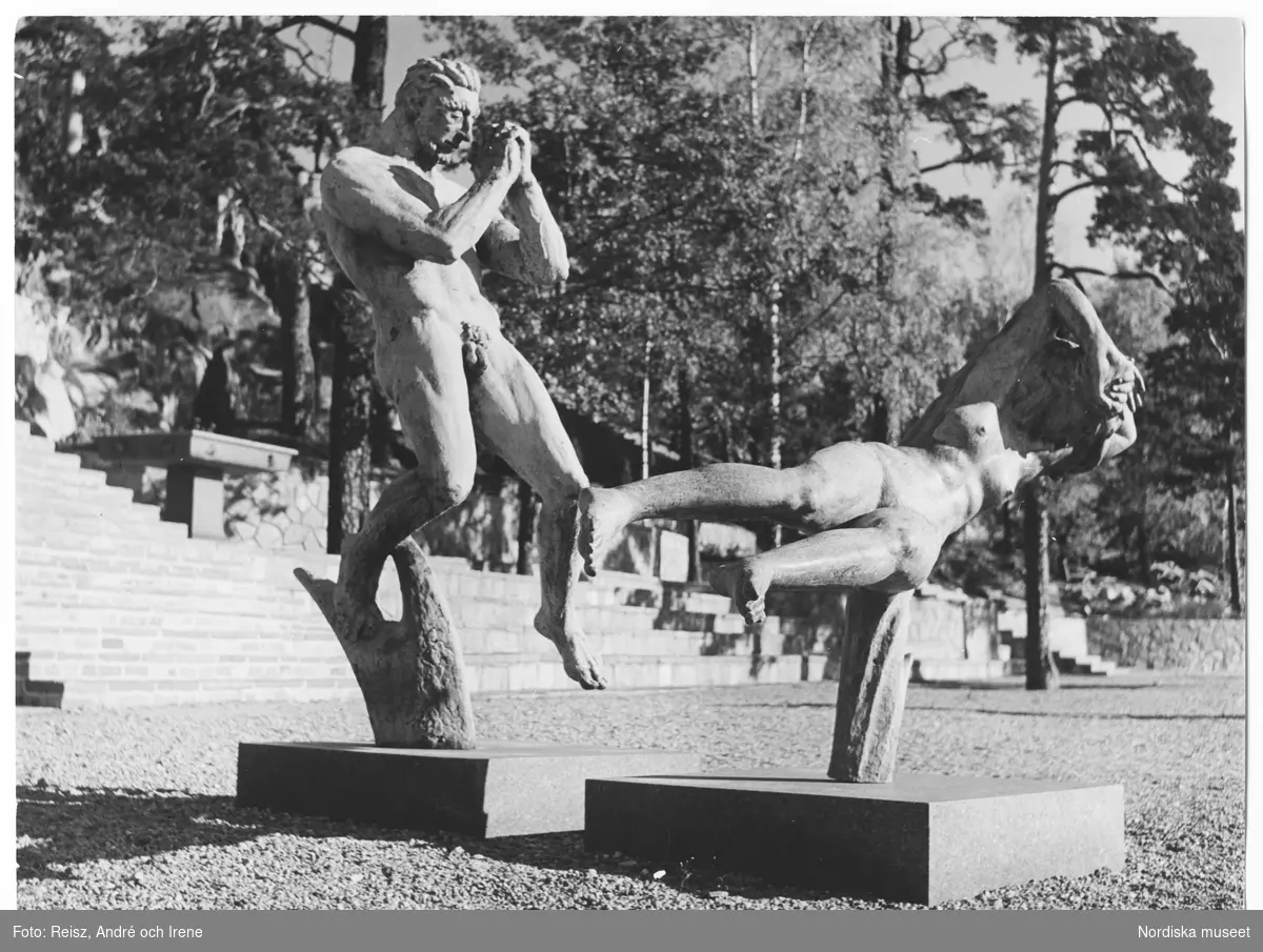 Statyn Bedjande man på Millesgården, replik ur skulpturgruppen Uppståndelsefontänen (Washington) av Carl Milles.