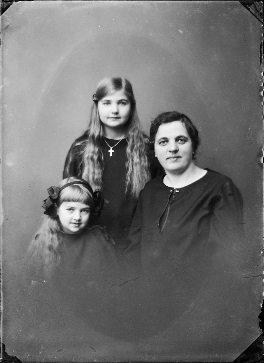 Ateljéporträtt - kvinna och två flickor, Östhammar, Uppland