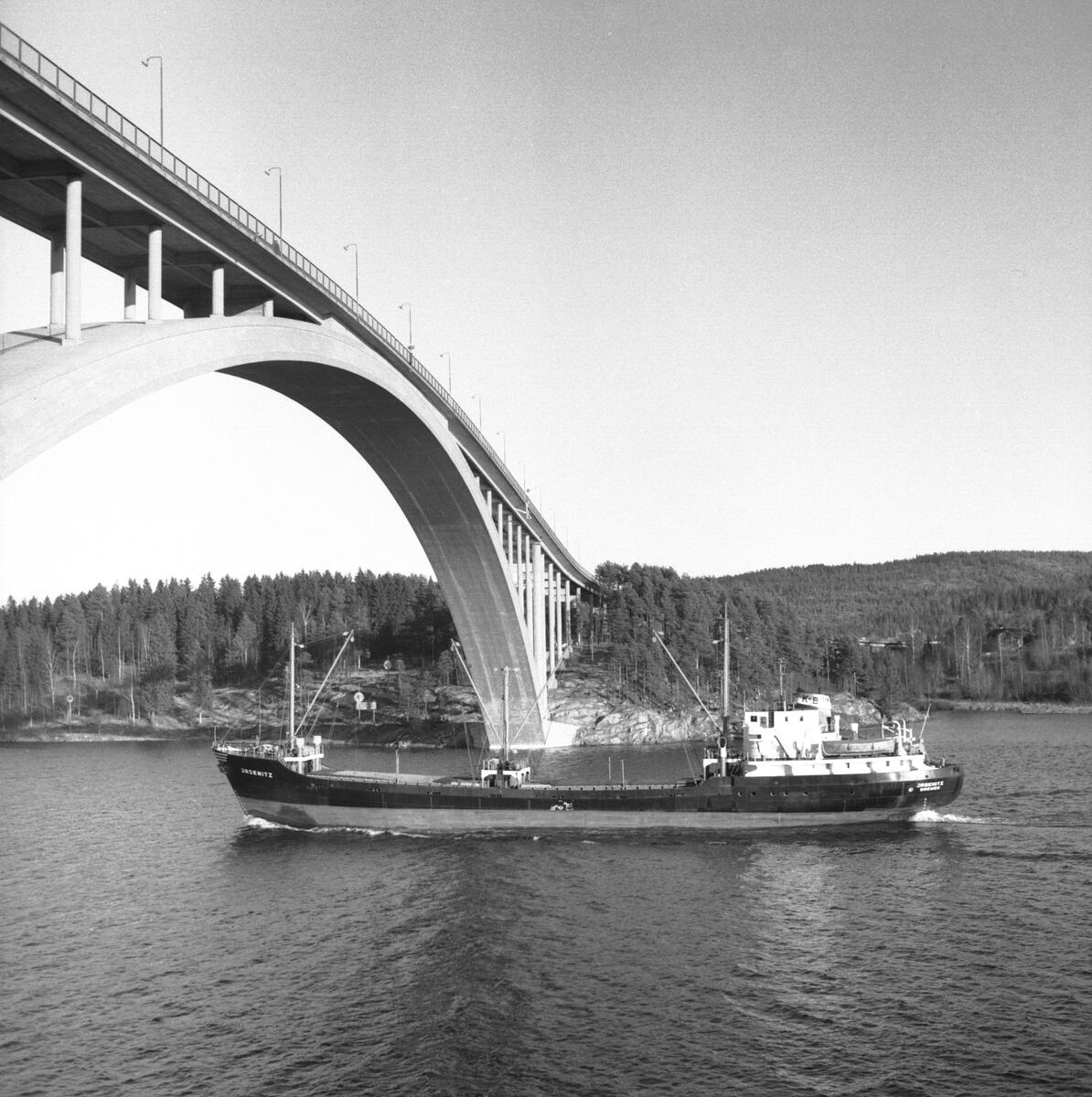 Fartyget Jasenitz vid Sandöbron

