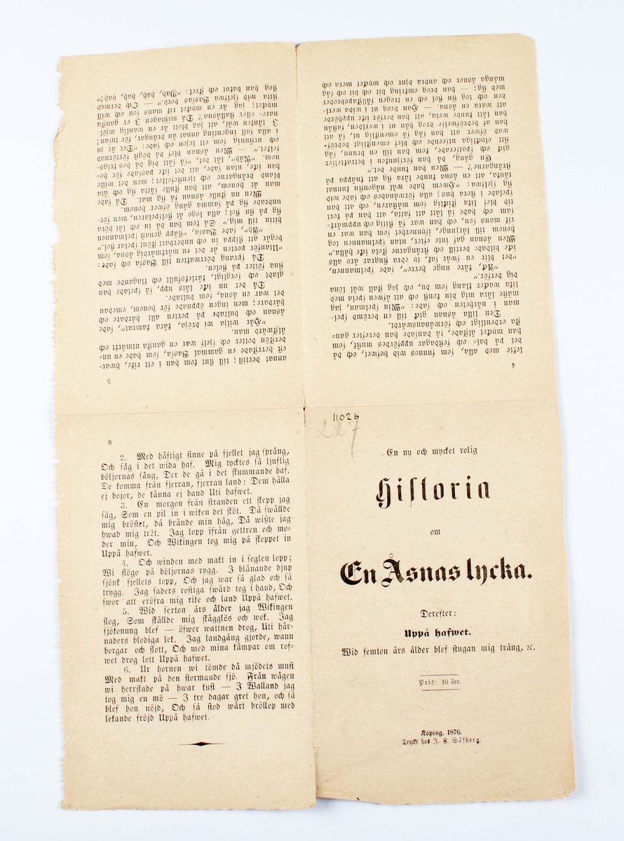 Folder med visor. Vikt pappersark som bildar fyra blad. Text på framsidan: "En ny och mycket rolig Historia om En Åsnas lycka". Tryckt hos J. F. Säfberg år 1876 i Köping.