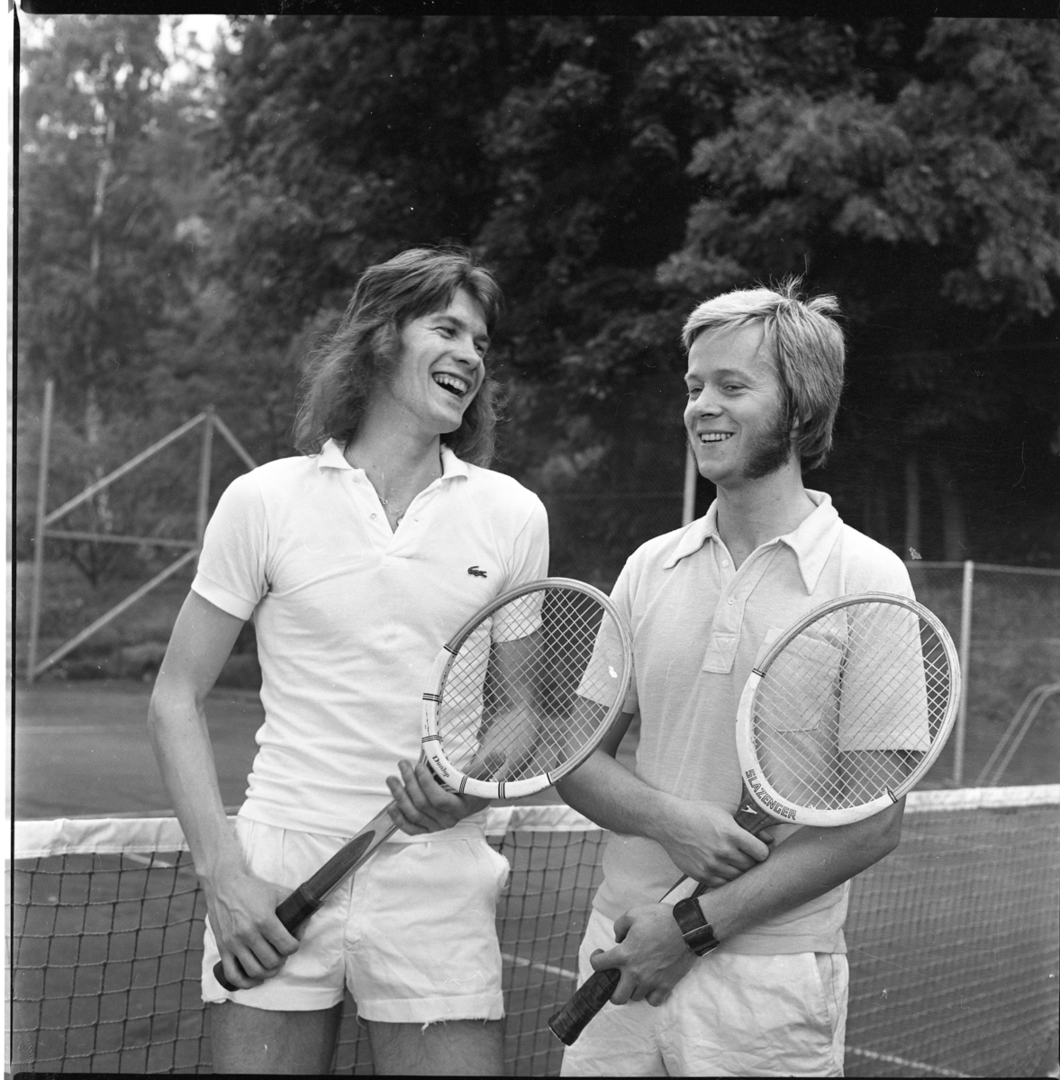 Två unga tennisspelare på tennisplanen i Gränna.