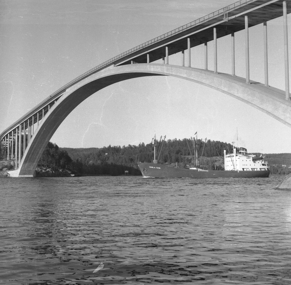 Fartyget Varla Dan vid Sandöbron