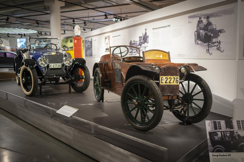 To biler fra 20-tallet på Norsk kjøretøyhistorisk museum.