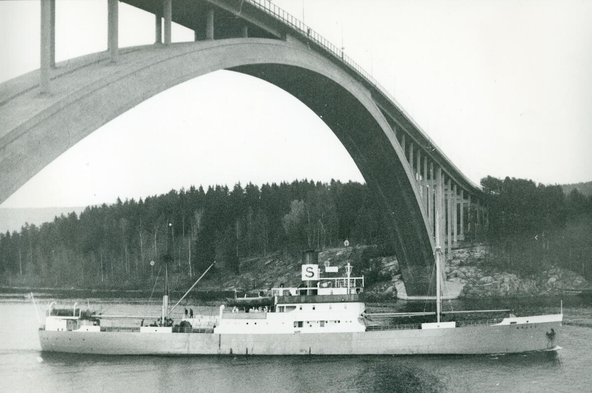 Fartyget Brage vid Sandöbron.