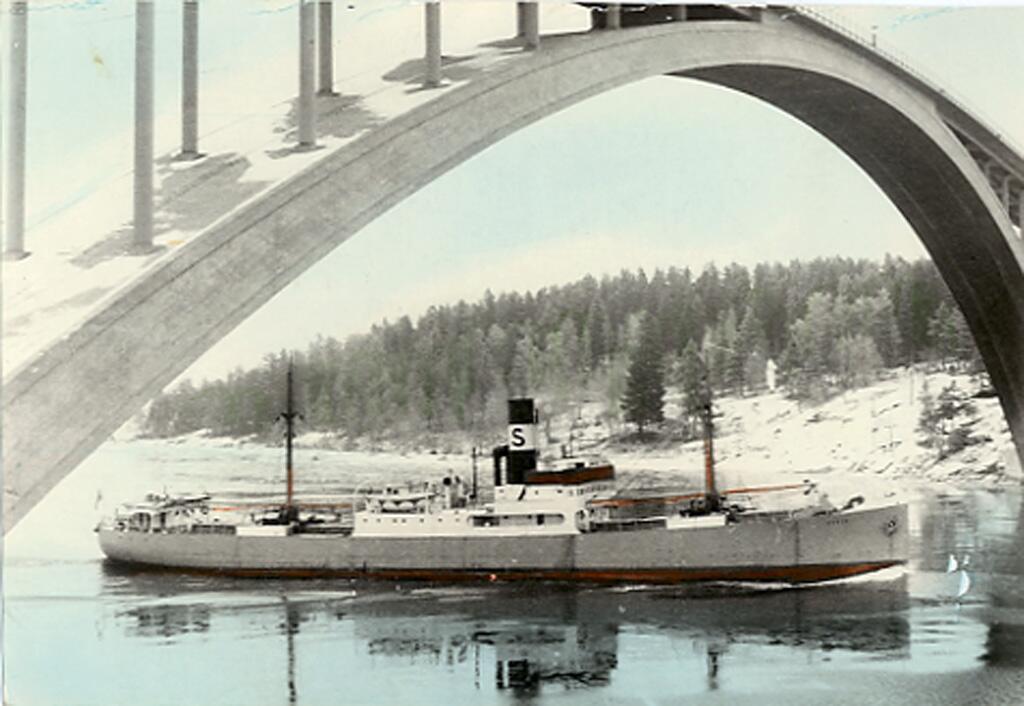 Fartyget Rubin vid Sandöbron.