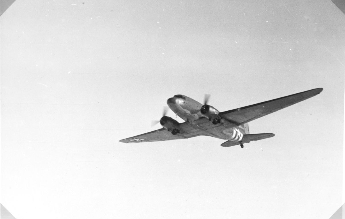 Et DC-47 transportfly på vingene over Nord-Sverige eller Finnmark vinteren 1945.