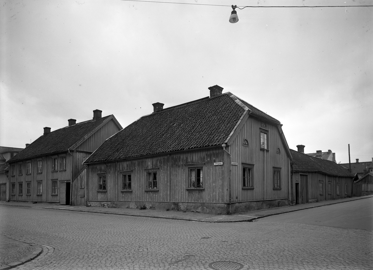 Lenbergska fastigheten i hörnet Östra Ringgatan - Drottninggatan, Kv Jägaren. 1940-tal. Idag är fastigheten flyttad till tomt vid Landskyrkan.