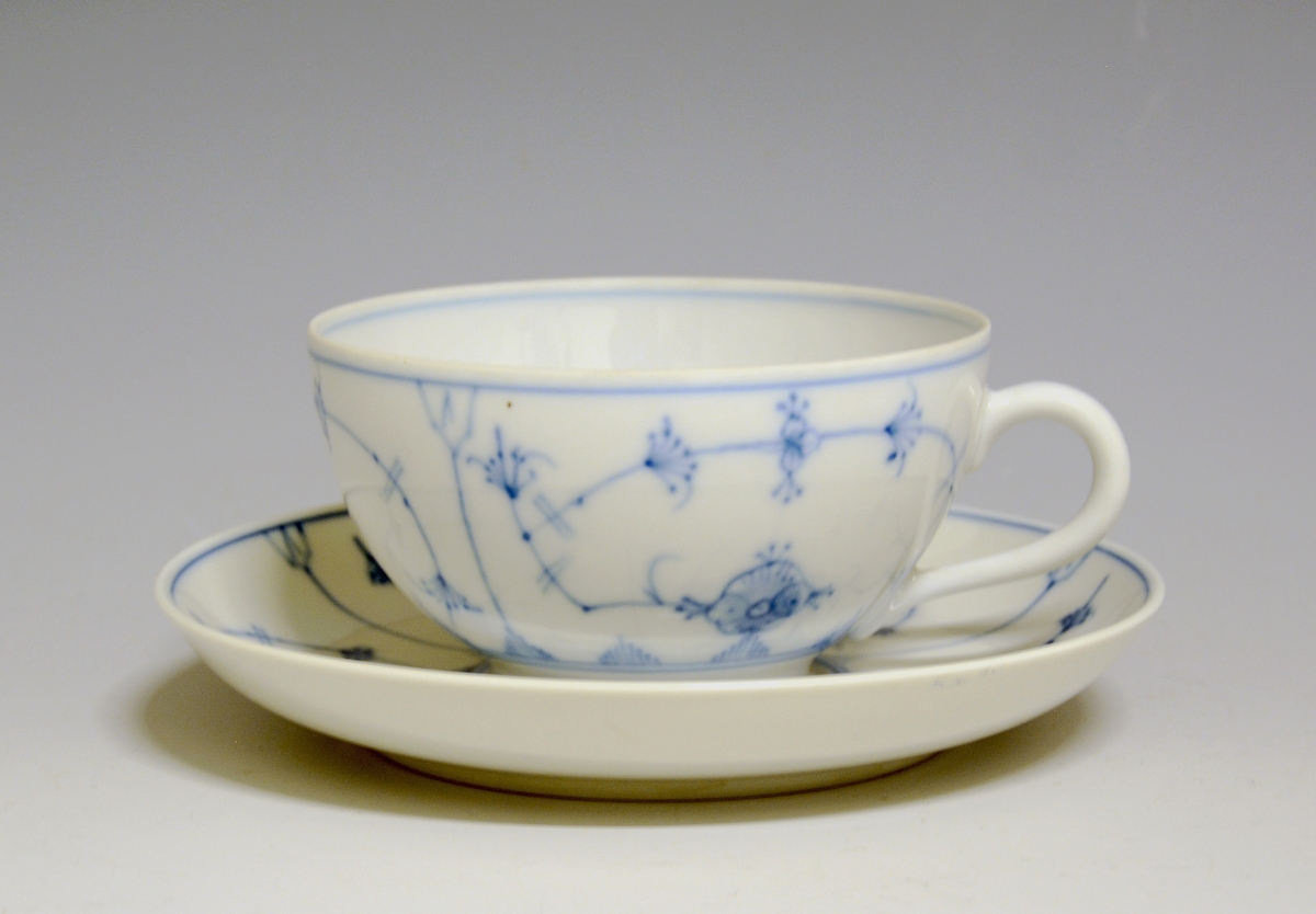 Kaffeskål i porselen. Dekorert med håndmalt stråmønster i blått. Prøve.

Modell: 320
Dekor: Stråmønster