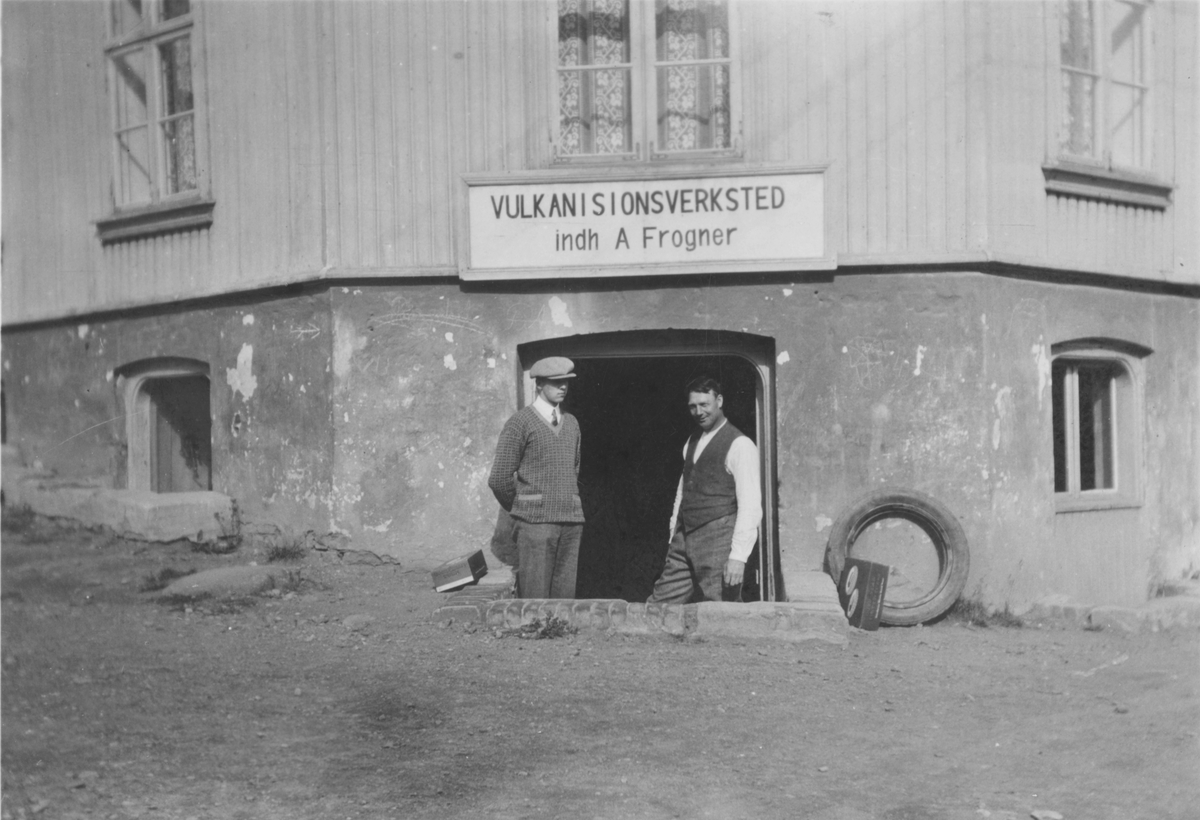 Ivar og Asbjørn Frogner på sykkeltur. (fettere) Besøker vulkanisionsverksted på Frogner 1938.