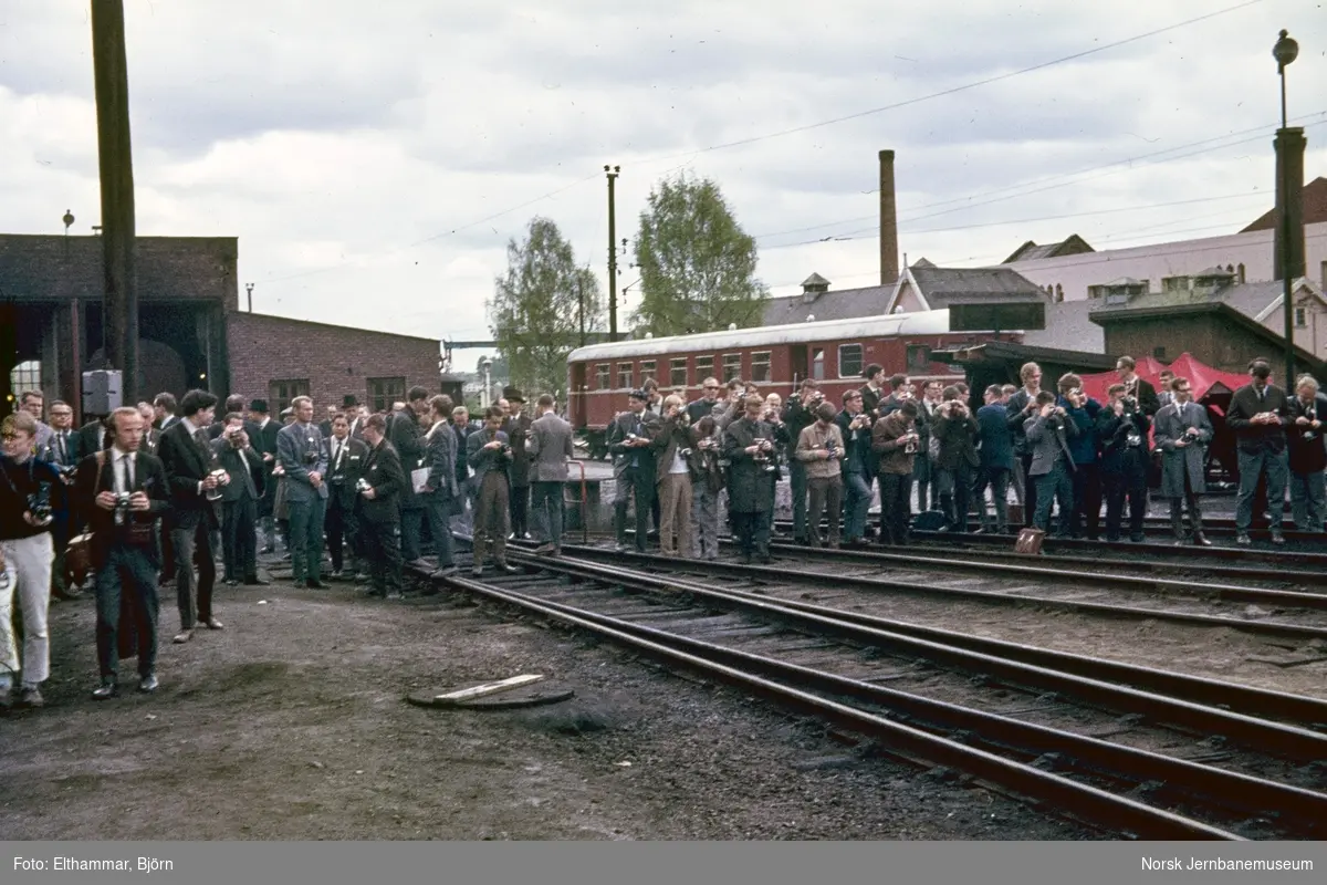 Deltakere på Svenska Järnvägsklubbens veterantogtur utenfor lokomotivstallen på Hamar stasjon