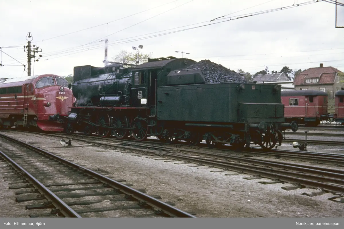 Damplokomotiv type 30a nr. 271 og diesellokomotiv Di 3 nr 602 utenfor lokomotivstallen på Hamar stasjon