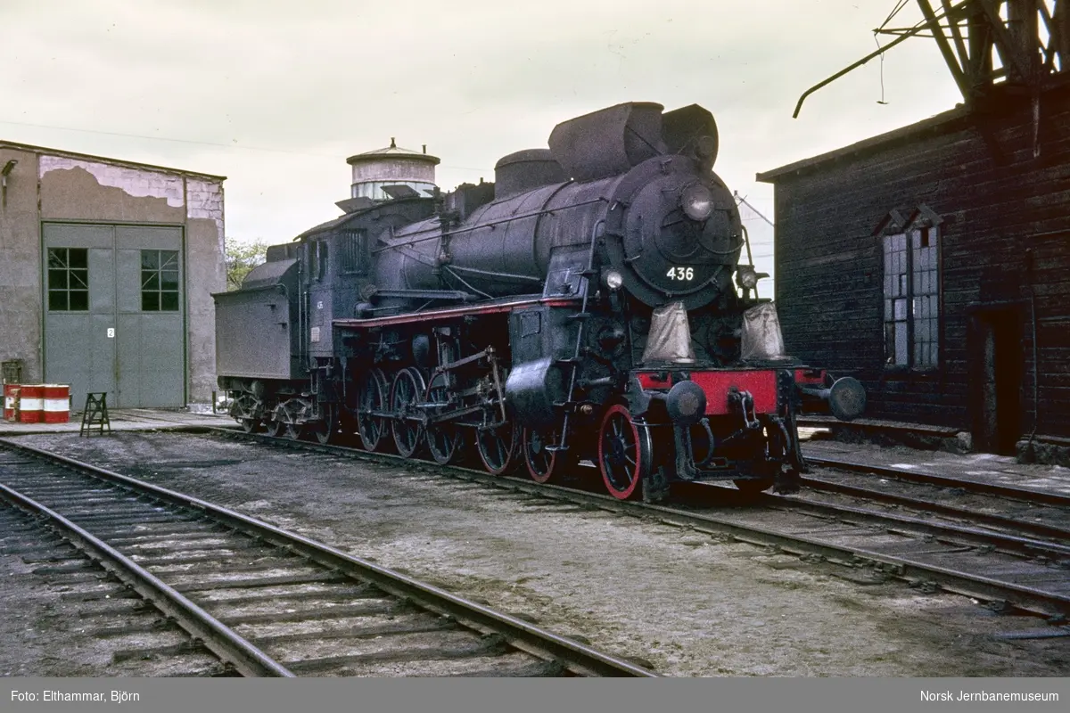 Damplokomotiv type 26c nr. 436 utenfor lokomotivstallen på Hamar stasjon