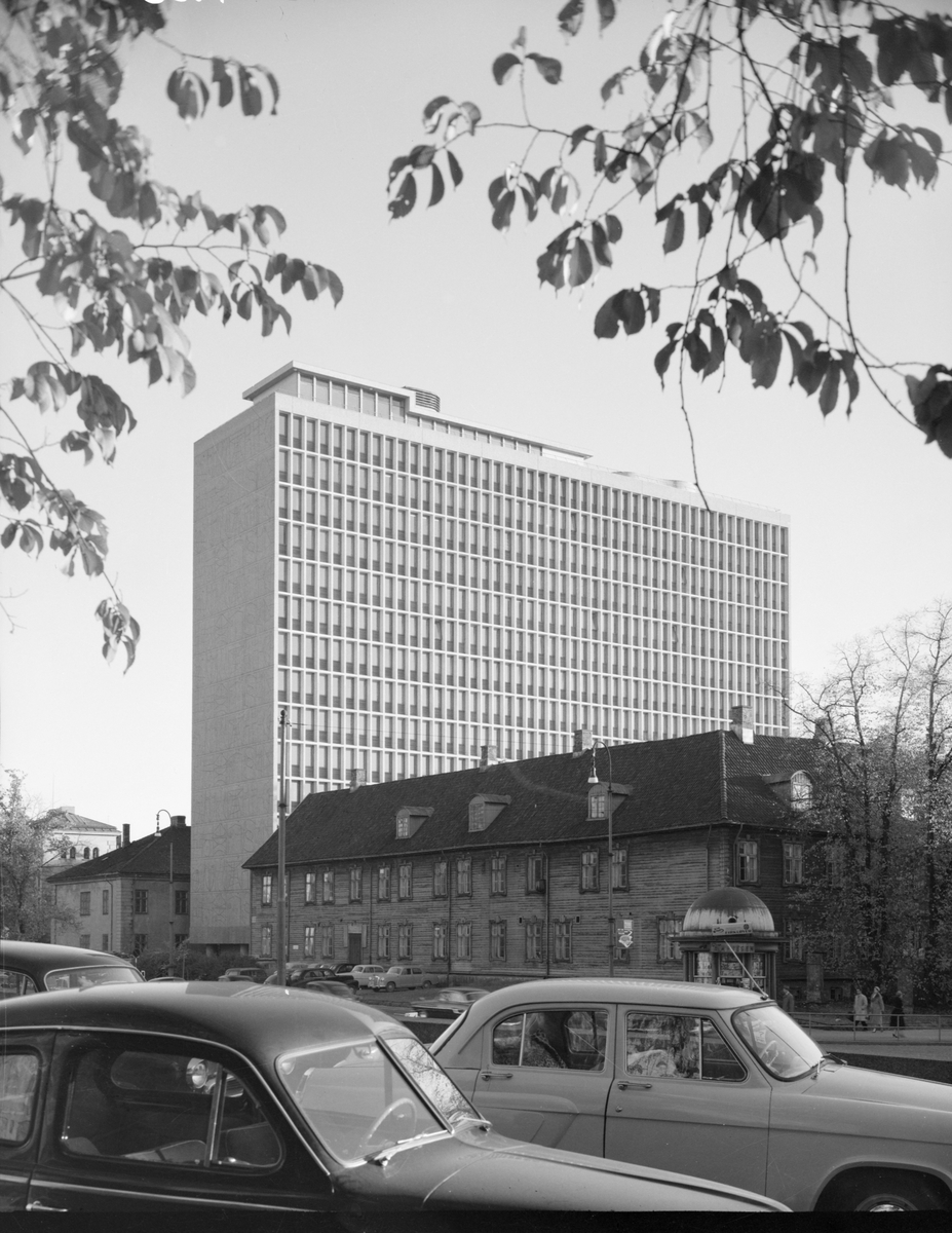 Arkitekturfoto av Høyblokka i Regjeringskvartalet.