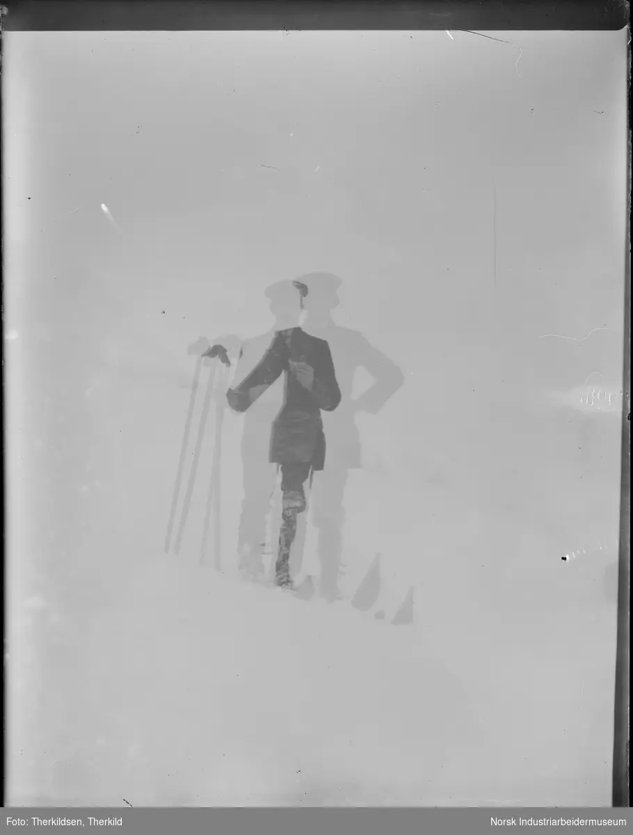 Mann på skitur i vinterlandskap. Dobbelteksponert bilde.