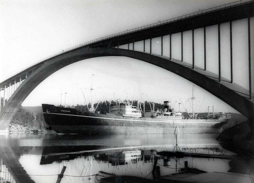 Fartyget Taronga under Sandöbron
