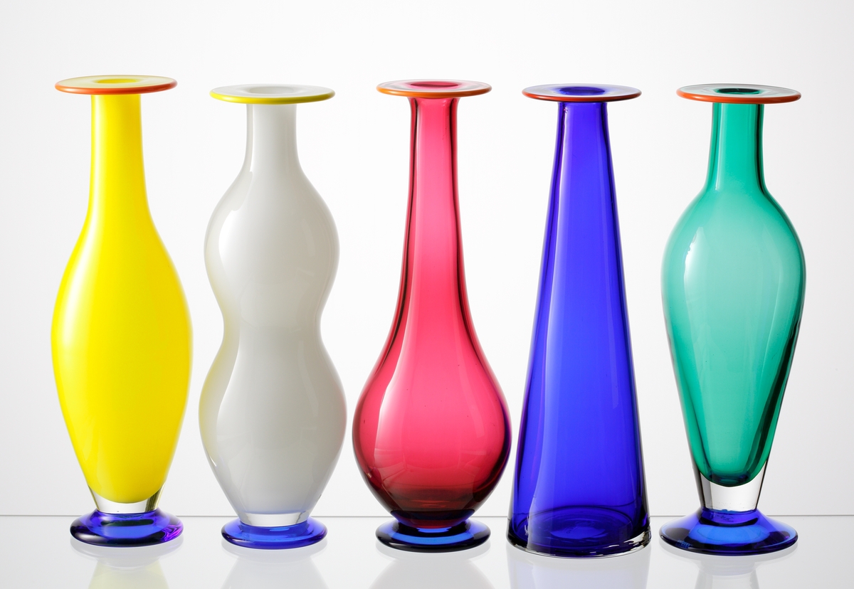 Formgiven av Erika Lagerbielke. Amforaformad vas med utvikt mynning. Grönt underfång med orange mynningsrand, samt blå fot. Ingick i en serie om sammanlagt fem vaser (OF 2778 - OF 2782). Serien slopades 1997.