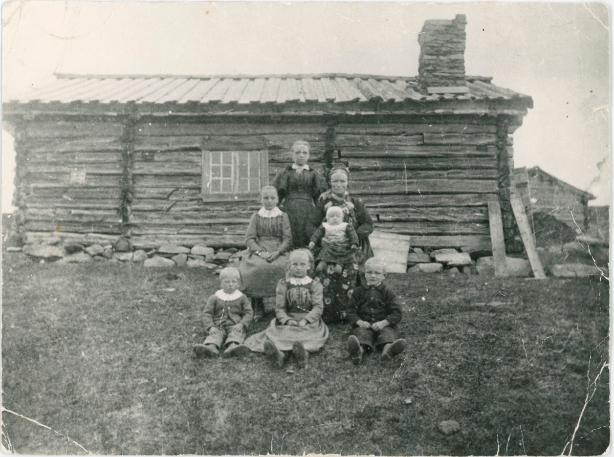 Familien Gulbrandsrud fotografert utenfor den gamle seterbua på Myking ved Nesbyen.