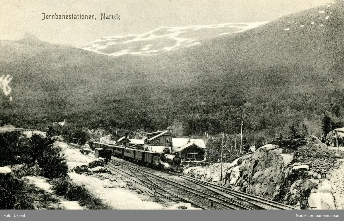 Damplokomotiv type 19a med persontog på Narvik stasjon på Ofotbanen.