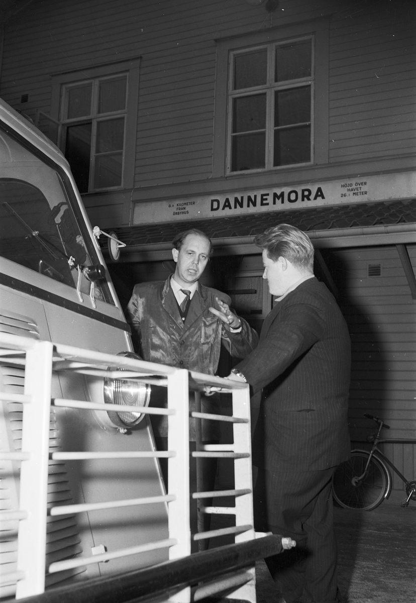Två män vid Dannemora tågstation, Uppland