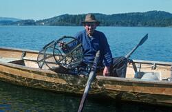 Yrkesfisker Paul Stensæter (1900-1982) fisker abbor med tein