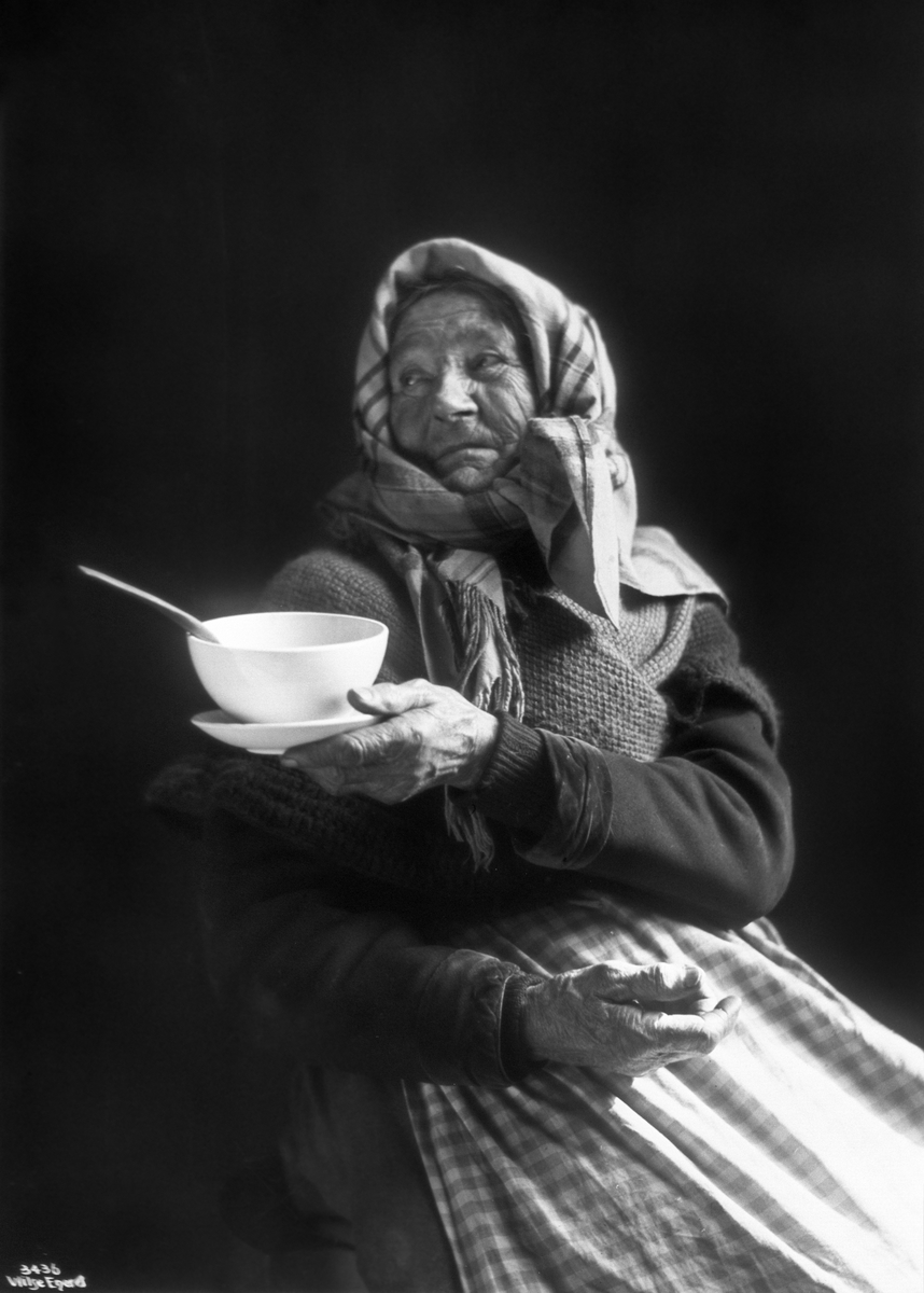 Gamlemor Karin med bolle - takk for mat 1905