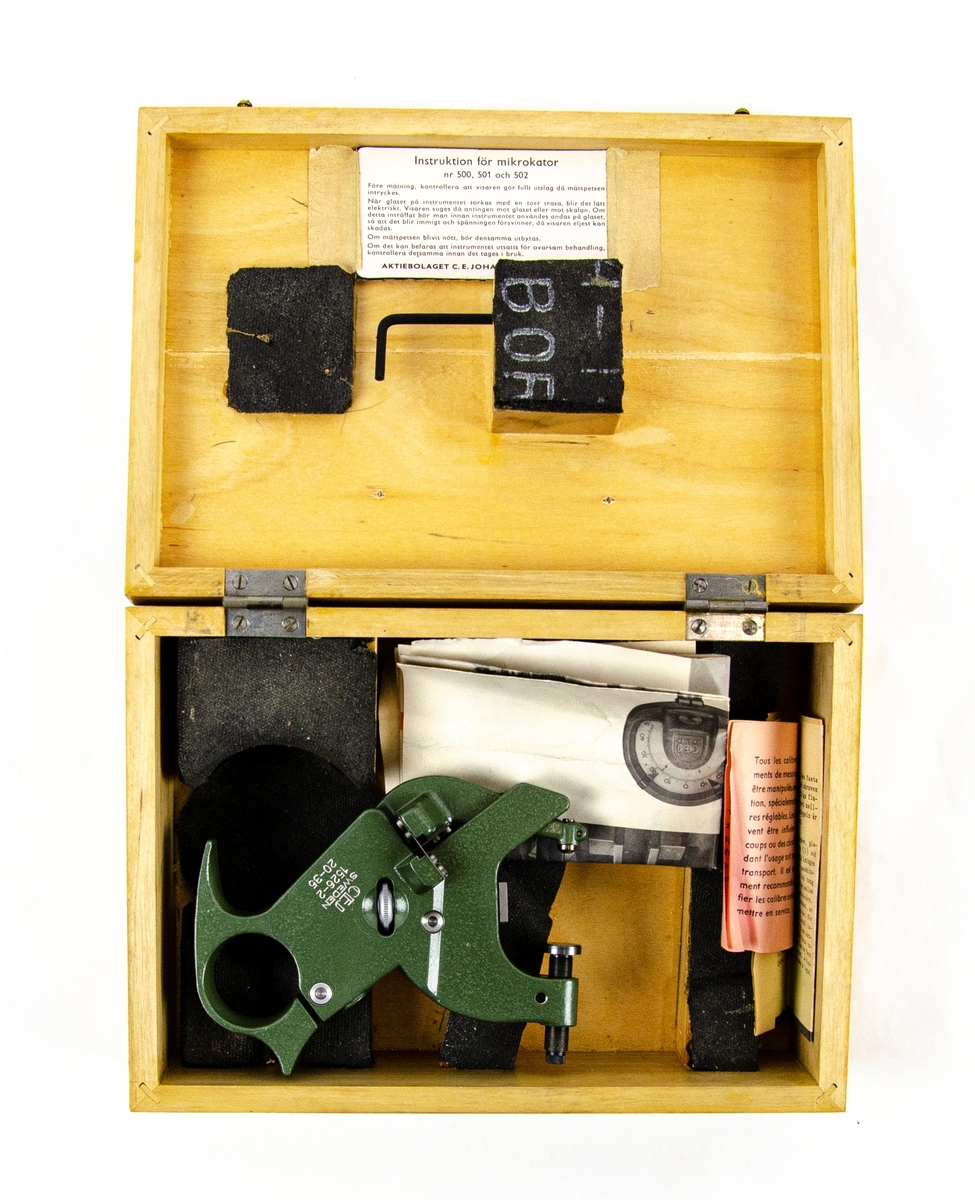 Mätbygel 1526-2
Grön verktyg i metall i specialtillverkad trälåda. Det finns en insexnyckel för att justera verktyget. Lådan innehåller bruksanvisning, användningsexempel och ett godkännandecertifikat. Bygeln skall användas i samband med ett visarinstrument t.ex. en Mikrokator.