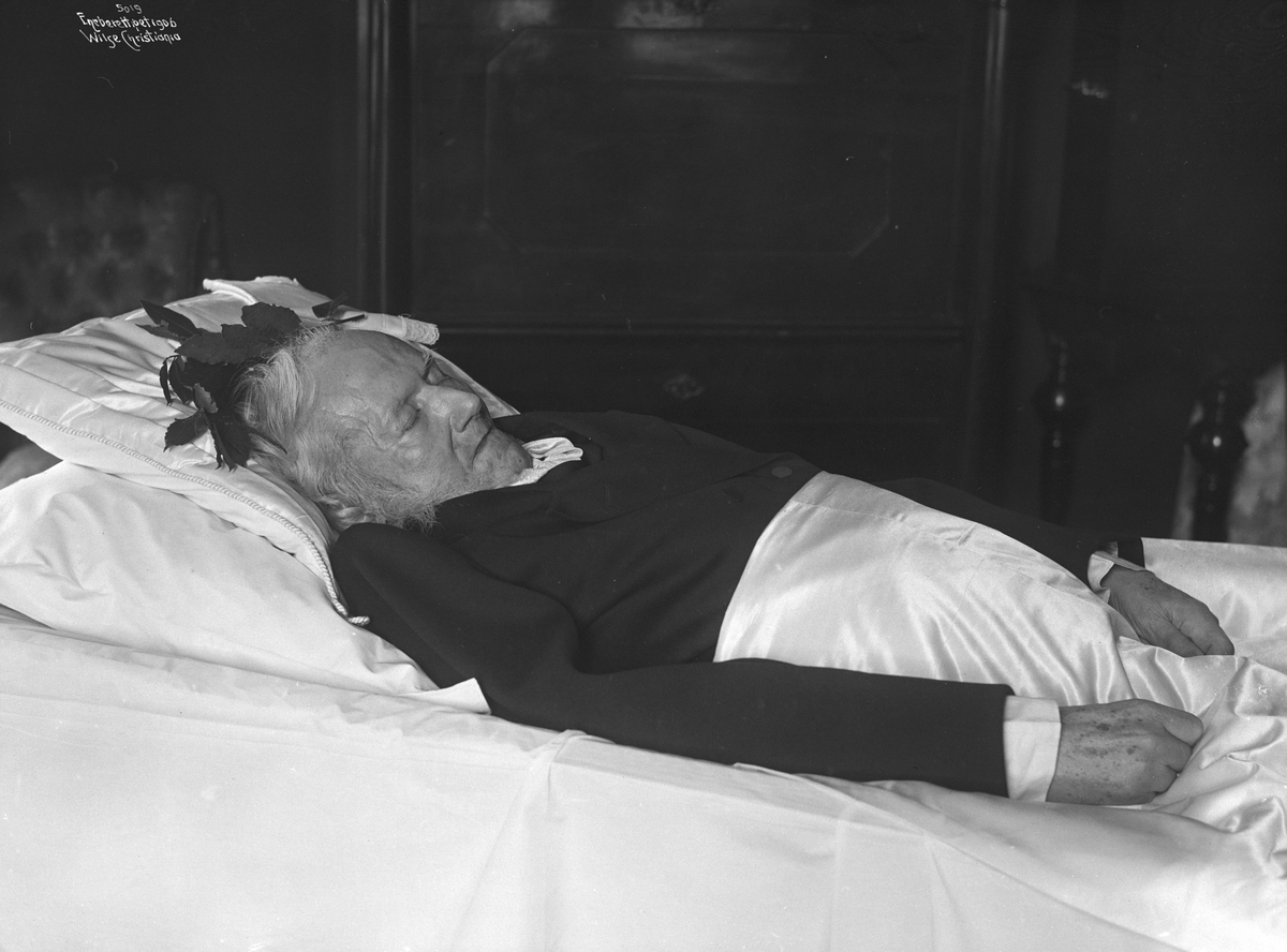 Henrik Ibsen ligger på lit de parade 23-25. mai 1906.