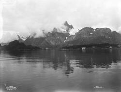Prot: Raftsund med taake paa fjellene 13/8 1906