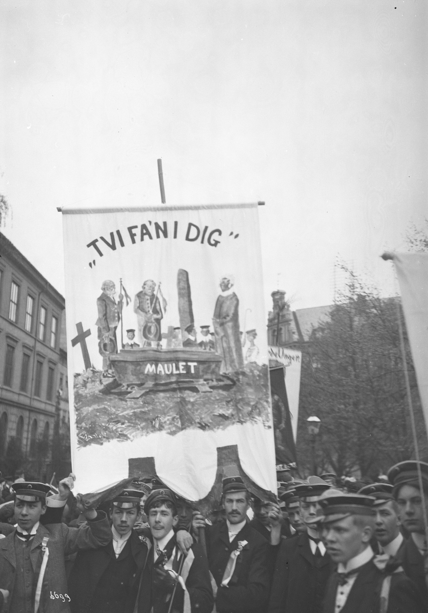 Studenter med fane i russetoget 17. mai 1907.