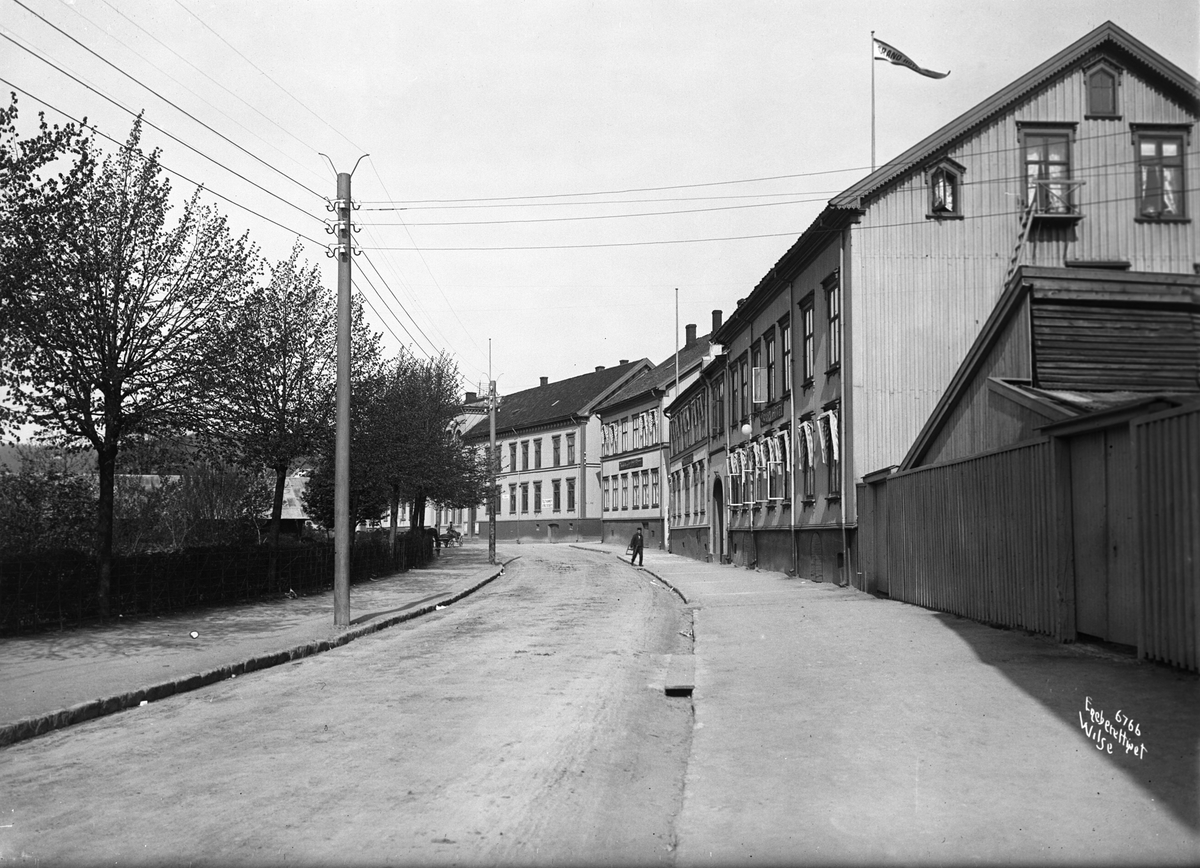 Et stykke av Strandgaten i Larvik. Fotografert i 1907.