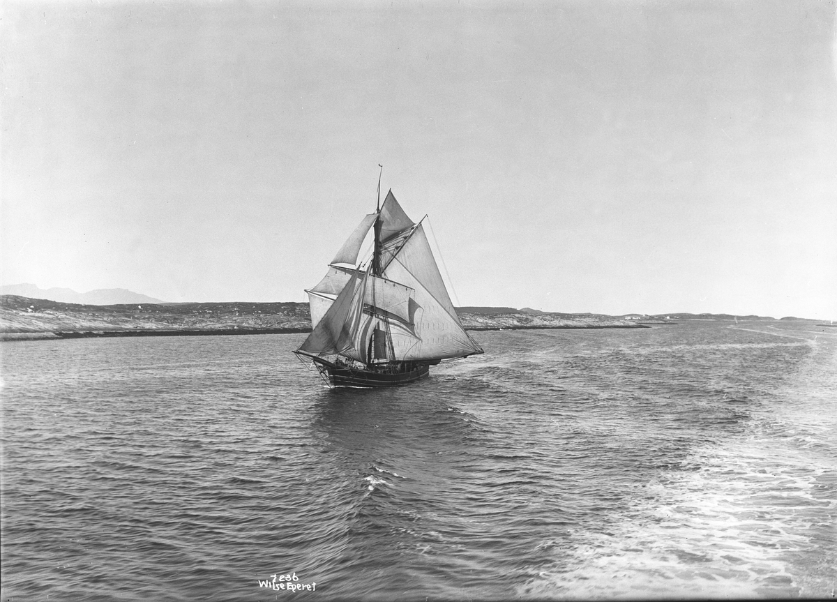En jakt for fulle seil. Fotografert i 1907.