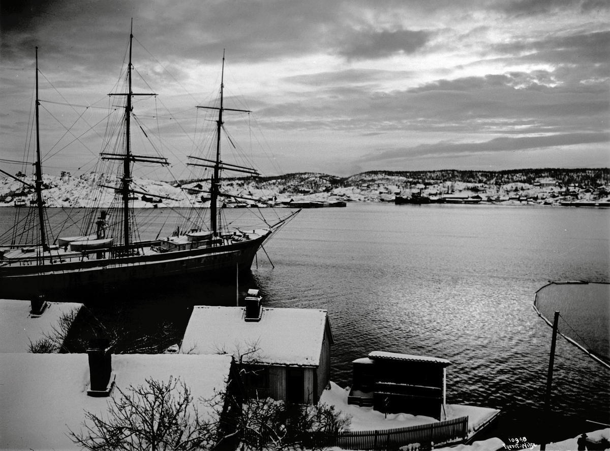 Seilskipet Elvira ligger til kai i Tallakshavn.  Stemningsfull vinterdag.