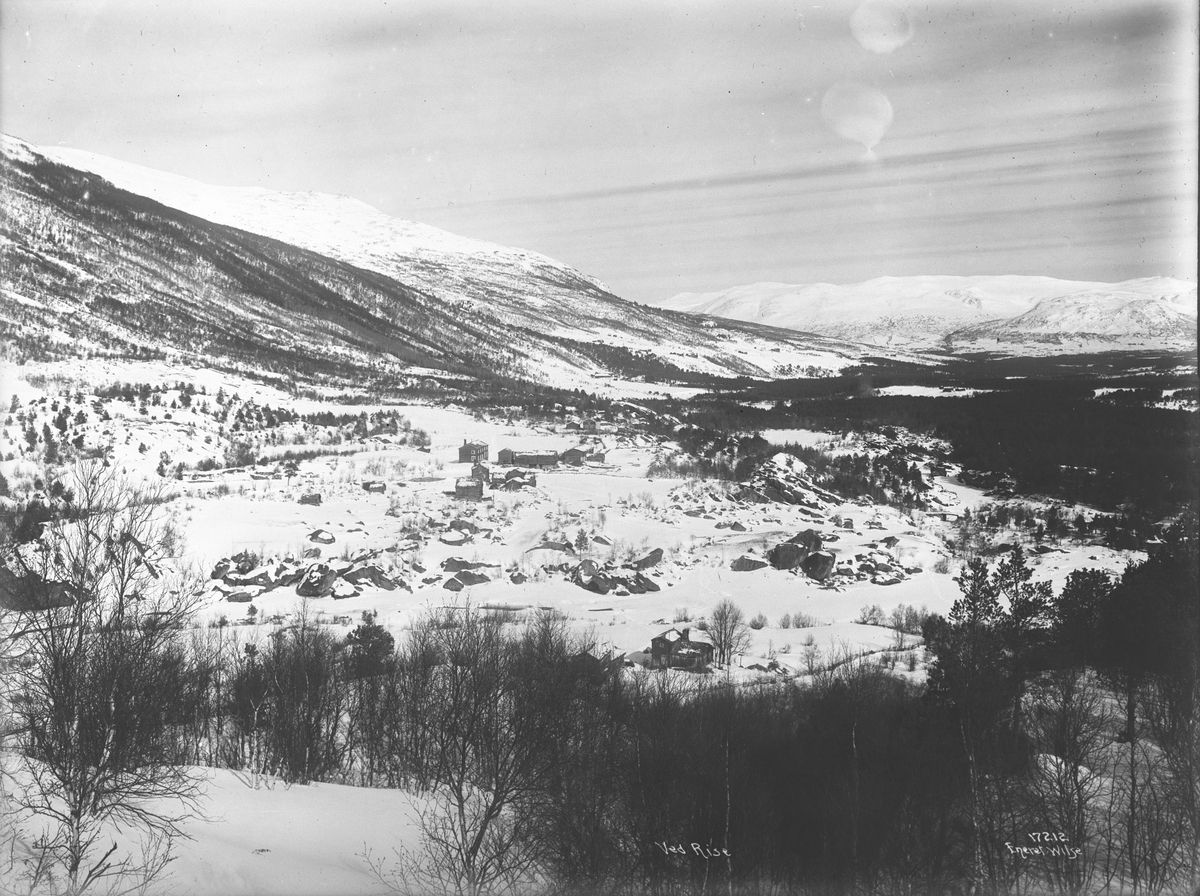 Gårder ved grenda Rise i Drivdalen, Oppdal, Trøndelag, 4. april 1915.