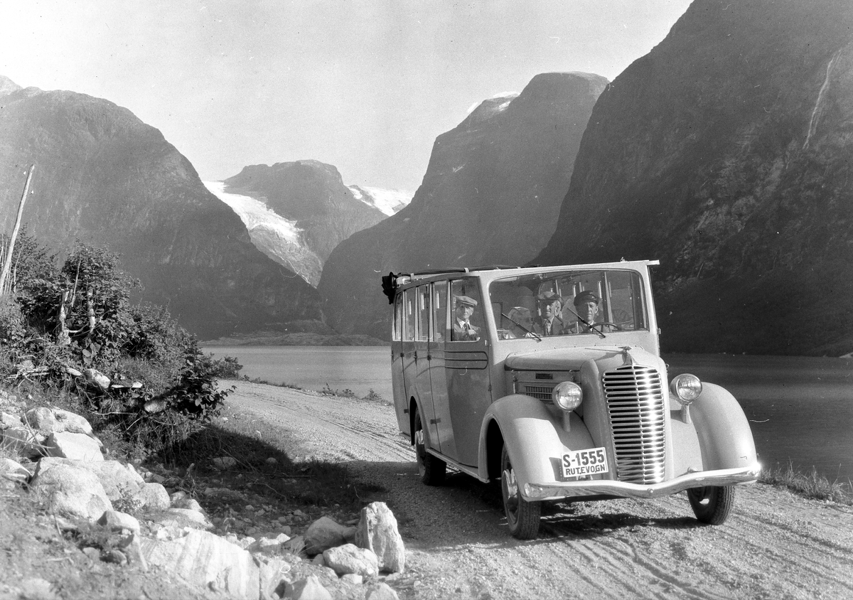Solskinsbuss ved Loenvann, Nordfjord