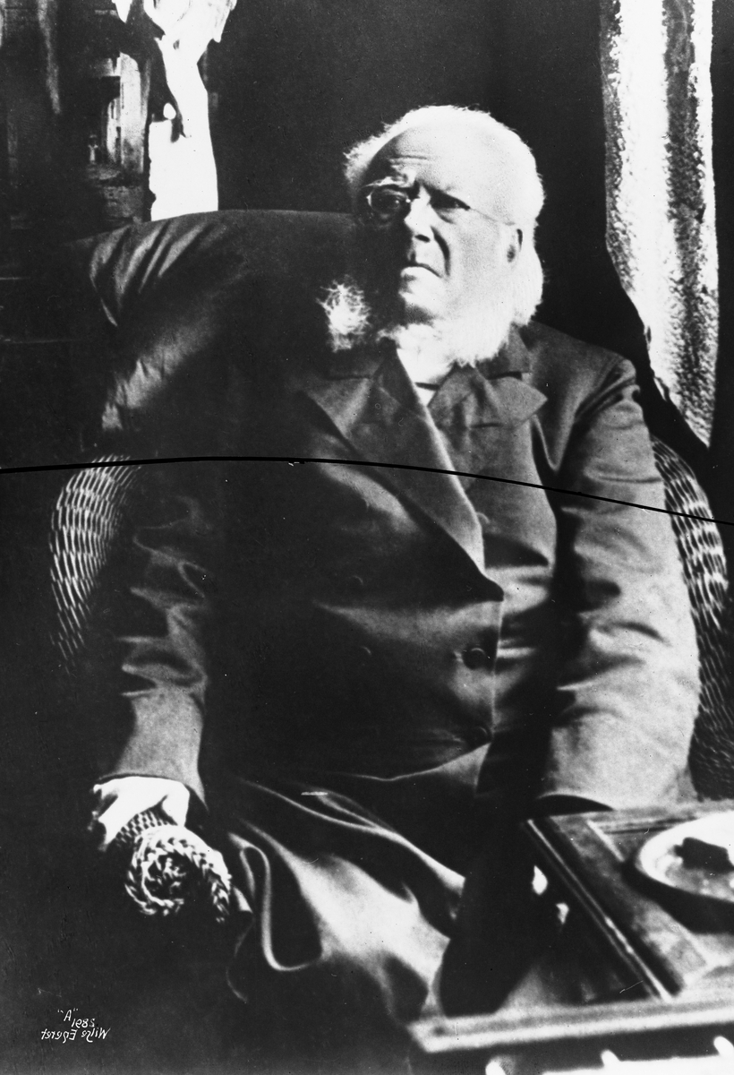 Henrik Ibsen sittende i en stol