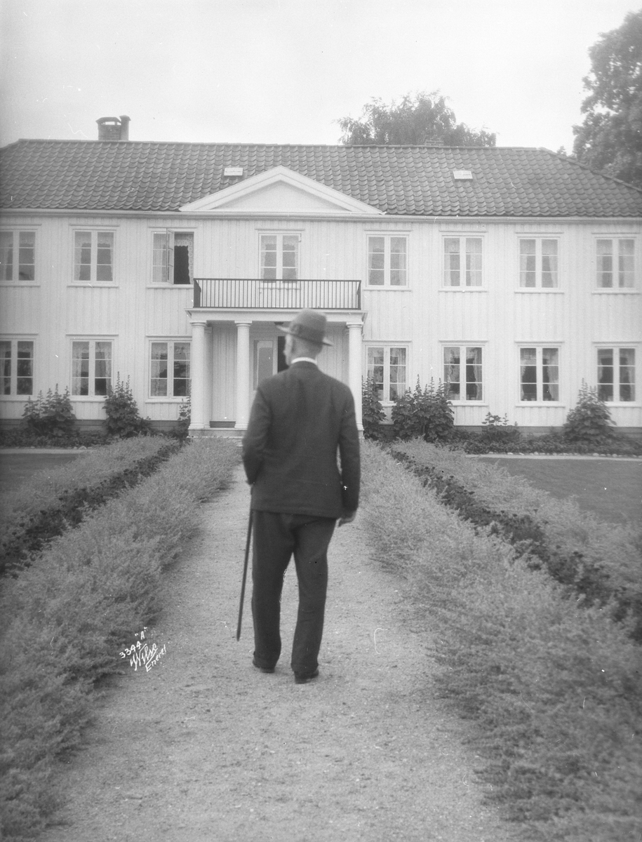 Knut Hamsun på vei til gården Nørholmen 20/7 1933