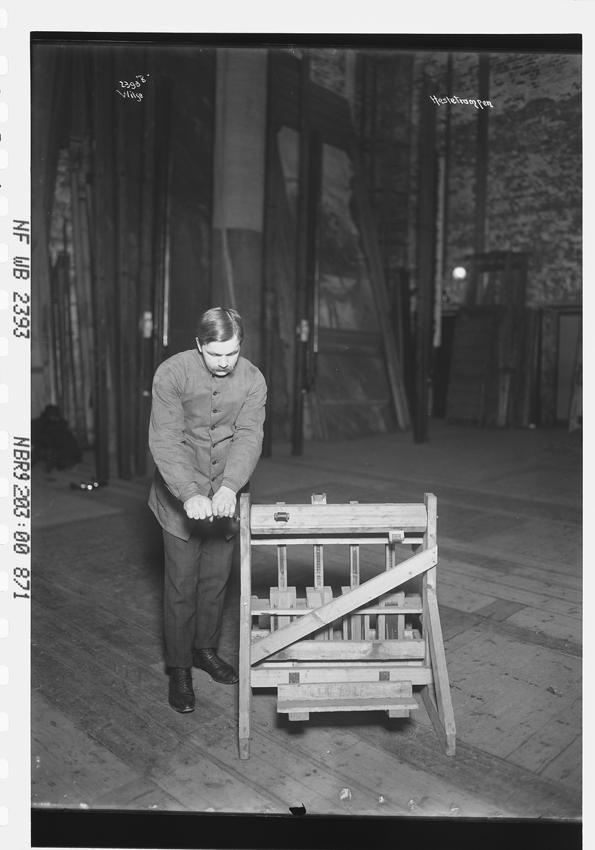 Lydmaskinen "Hestetrampen" demonstreres, en viktig rekvisitt i teaterets lager.
