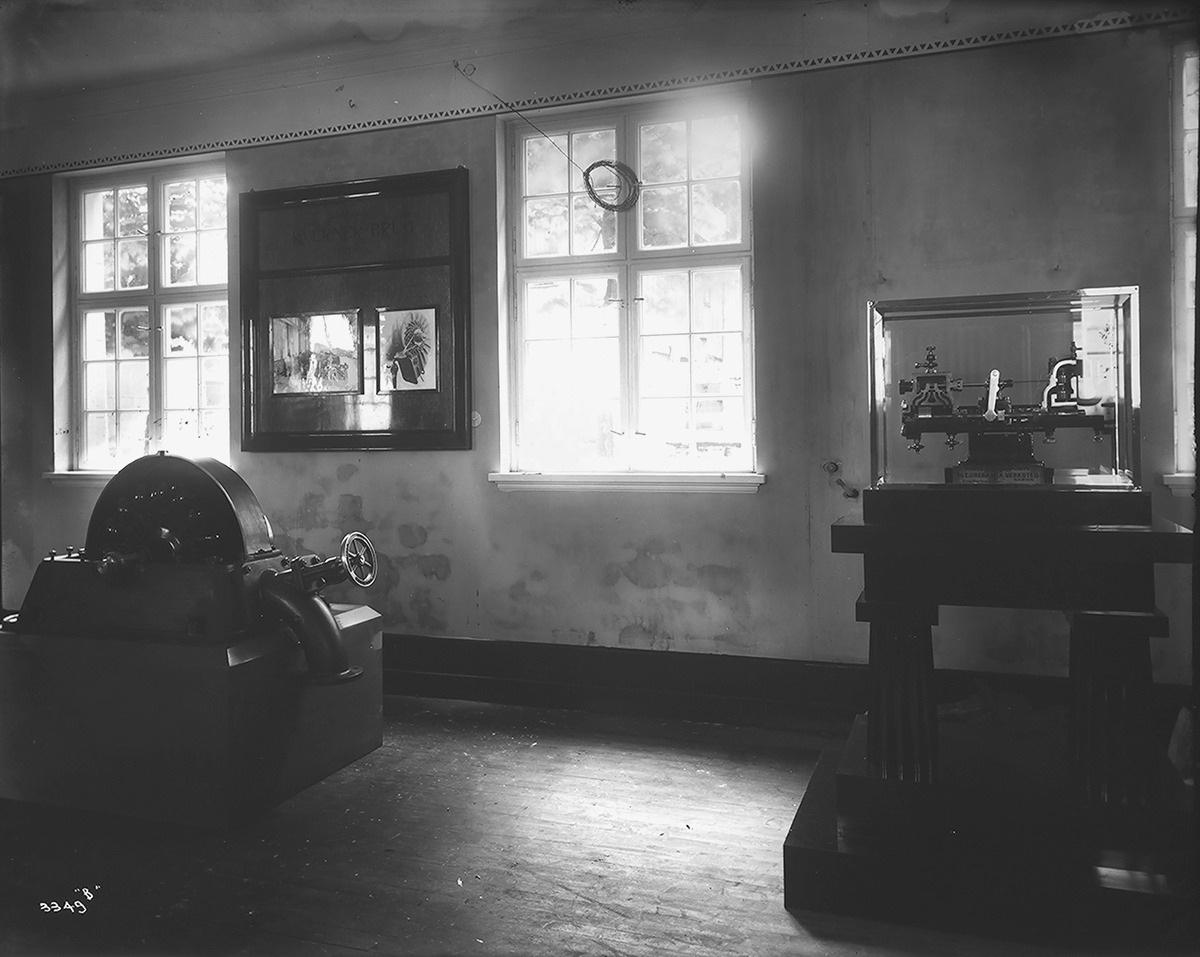 Børsen(?) permanente utstilling av bl.a. diverse maskiner. Fotografert 1911.