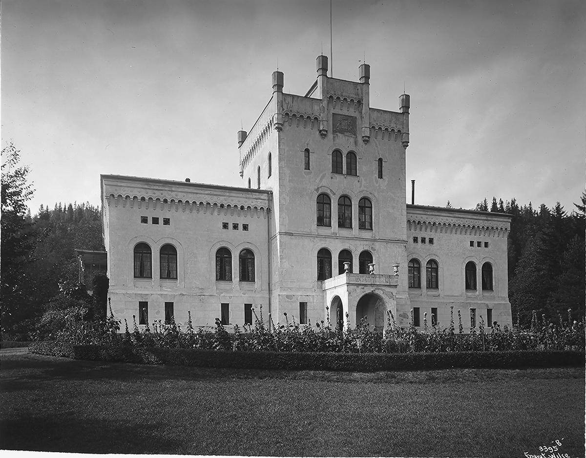 Fasaden på hovedbygningen til Bærums Verk. Fotografert 1911.