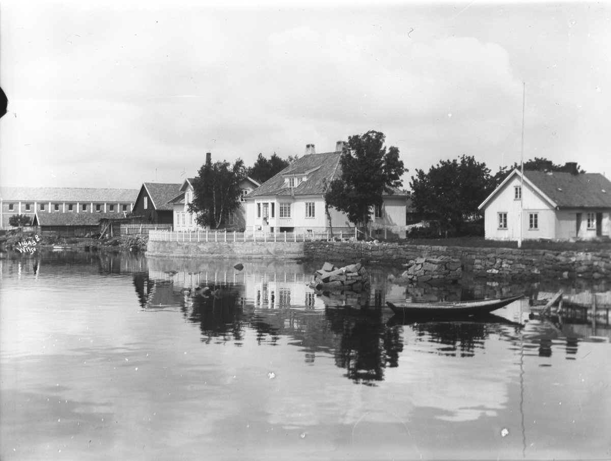 Vallø utenfor Tønsberg, langs sjøen vakker flere bygninger bl.a. villaen til Bostrøm Hansen.