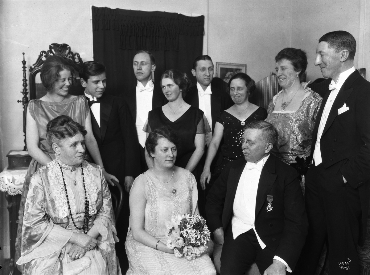 Mange mennesker er samlet til advokat Løkens sølvbryllup. Fotografert 1923.