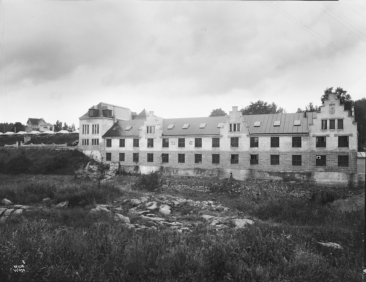 Fabrikkbygningen til Heggdal Ullvarefabrikk. Fotografert 1923.
